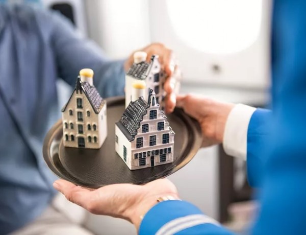 klm-delft-blue-houses-on-a-tray