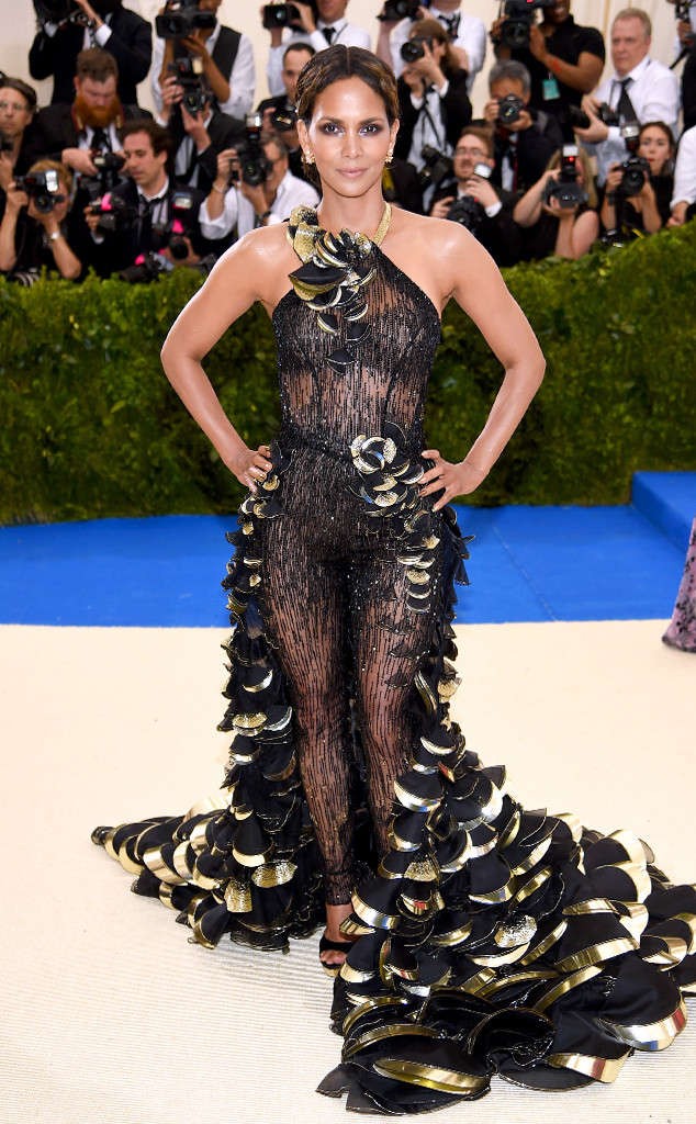 rs_634x1024-170501173237-634.Halle-Berry-Met-Gala-2017-Arrivals.ms.050117