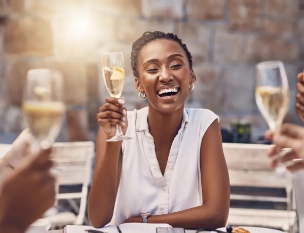 Women-enjoying-champagne